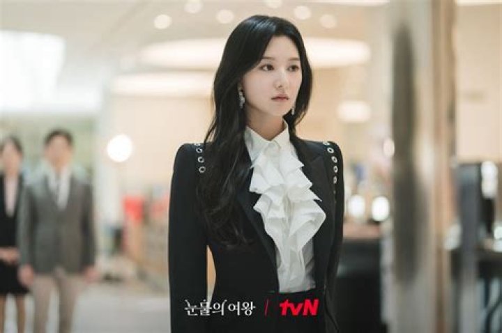 Kim Ji Won: A Rising Star in K-Drama and K-Pop Culture